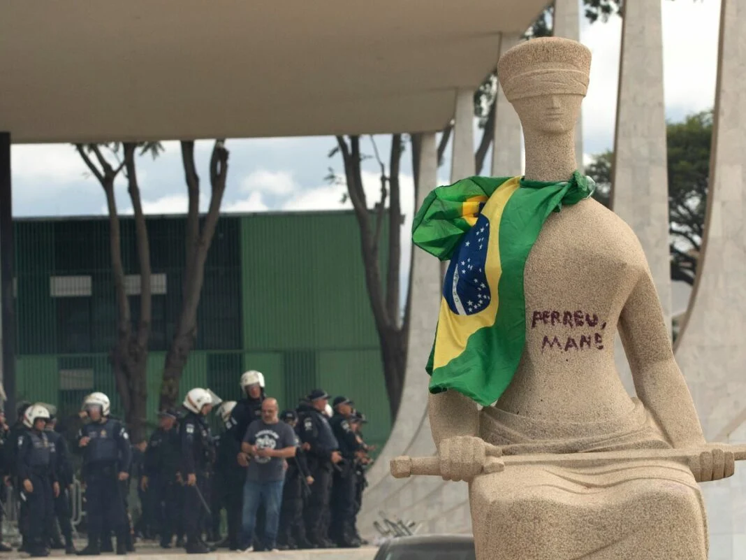 Estatua-A-Justica-pichada-com-batom-1068x801-1