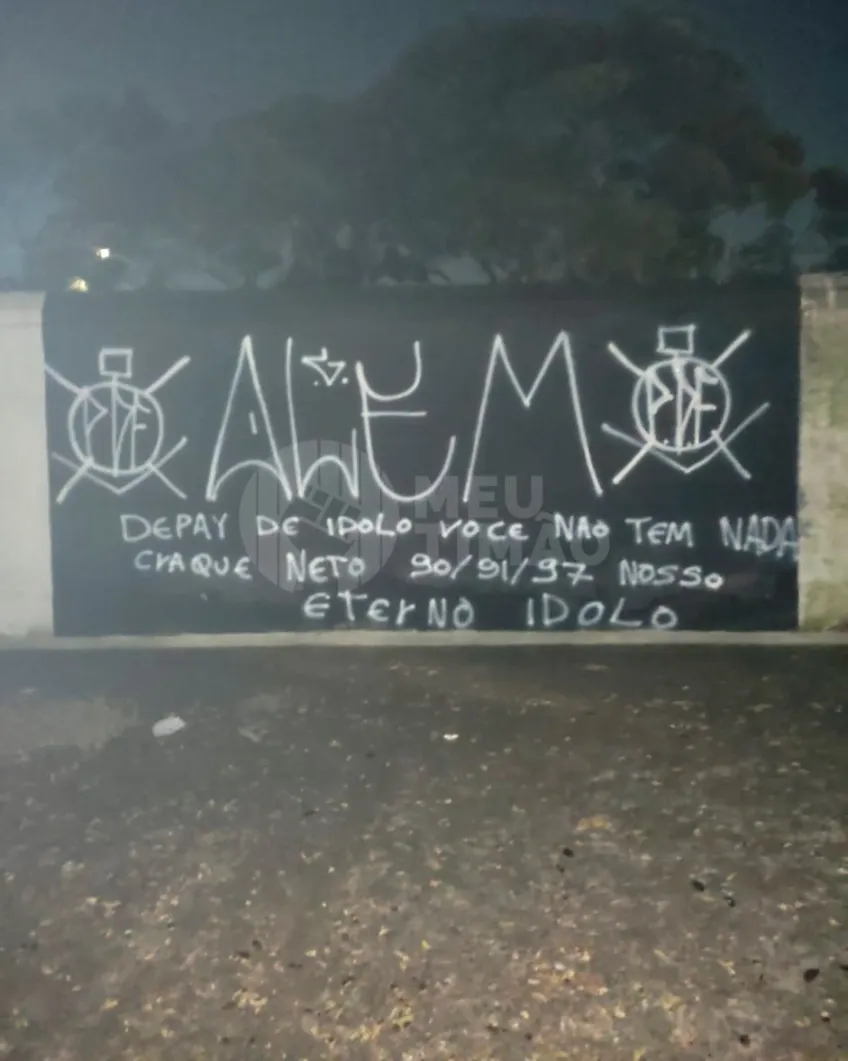 Sede-do-Corinthians-amanhece-com-muros-pichados