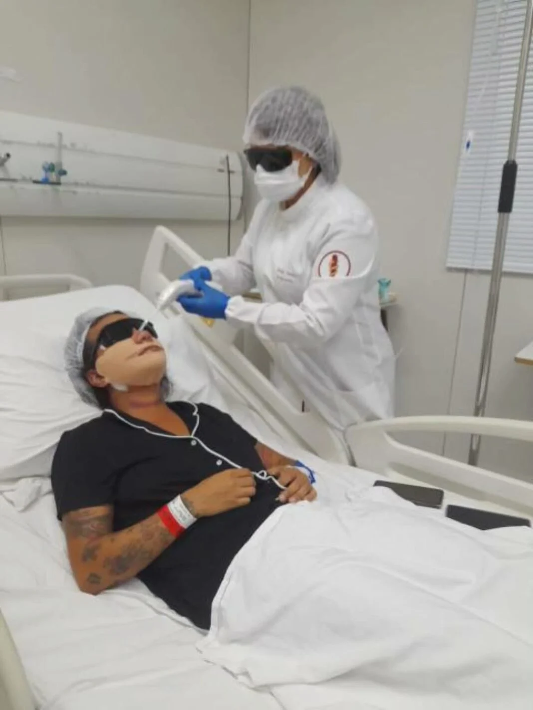 Juliana-Soares-passa-por-laserterapia-no-HUOL-1068x1424-1