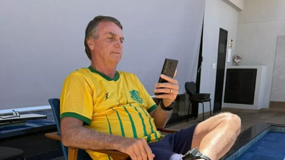 bolsonaro-faz-videochamada-com-michelle-que-esta-em-ato-no-para-1754235994917_v2_900x506.jpg-960x540-1