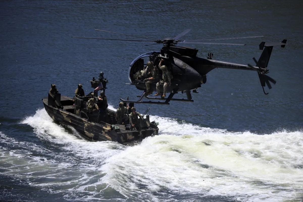 Um-helicoptero-pilotado-por-membros-do-160o-Regimento-de-Aviacao-de-Operacoes-Especiais-do-Exercito-dos-EUA-em-em-Tampa-na-Florida