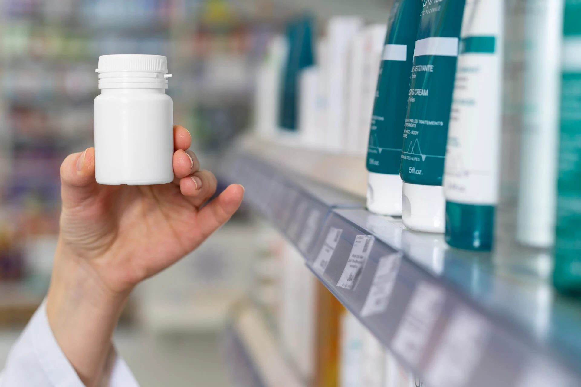 farmaceutico-de-vista-lateral-no-trabalho