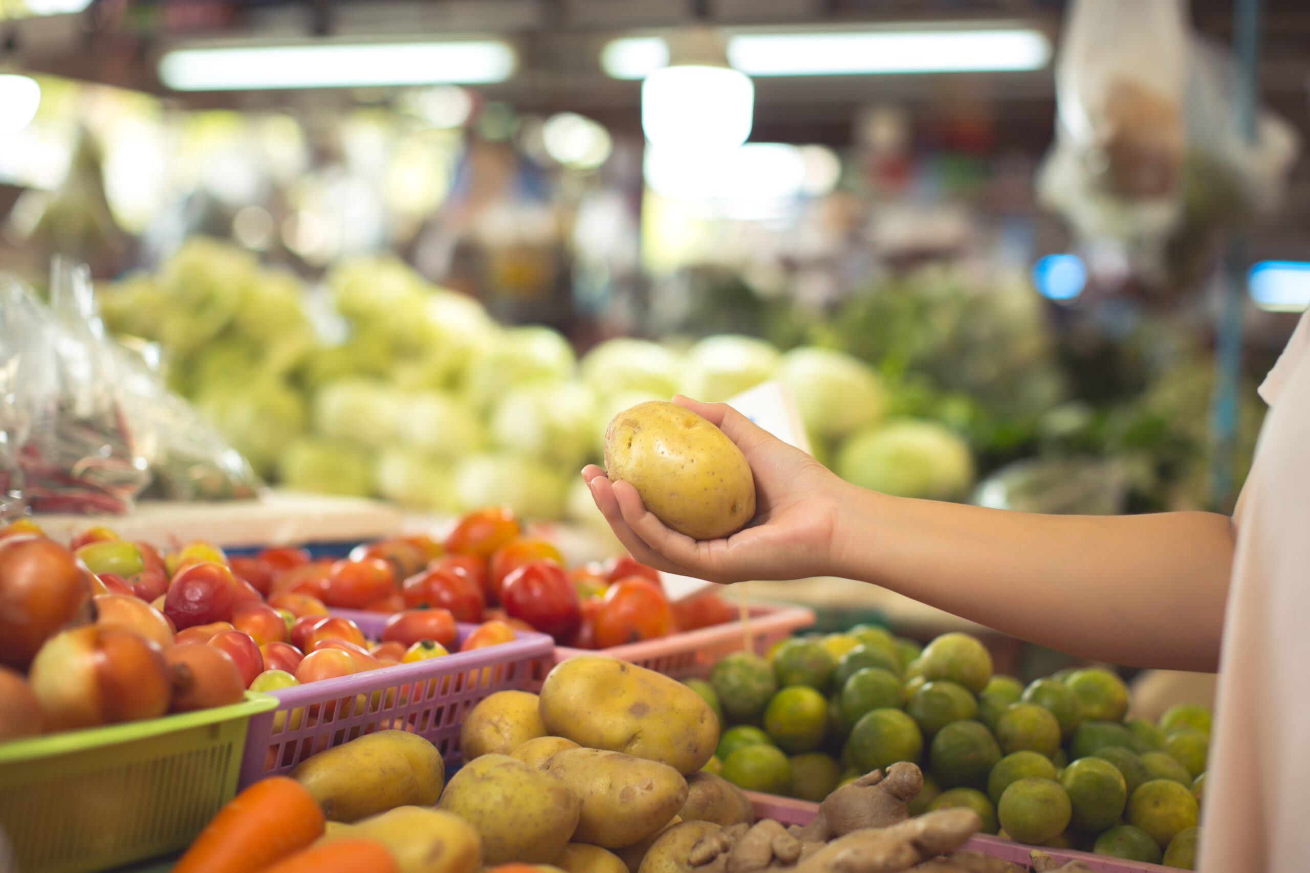 mulher-comprando-frutas-e-legumes-organicos-1