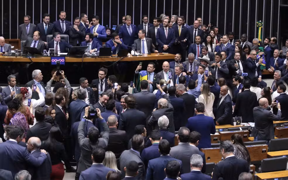 votacao-camara-dos-deputados-pec-blindagem