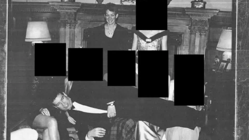 Arquivos-de-Epstein-incluem-foto-de-Andrew-Mountbatten-Windsor-deitado-no-colo-de-mulheres